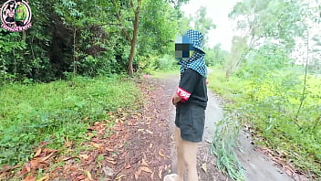 Thai Girl Pees In The Woods Then Flashes Her Wet Pussy By The Roadside In 4k
