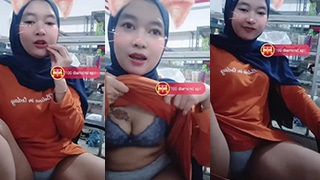 Gadis Berhijab Jaga Warung Malah Buka-bukaan Di Live